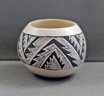 Small Mimbres Design Pot